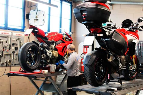 Meccanico BMW Motorrad che lavora su una moto in officina