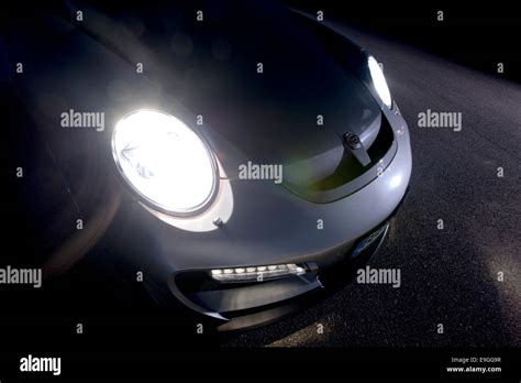 Nissan Juke con fari accesi di notte