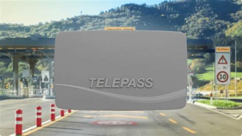 Illustrazione di un dispositivo Telepass con diverse targhe di veicoli associate