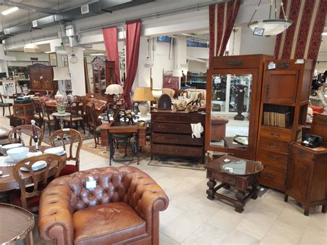 Mercatino dell'usato con esposizione di mobili