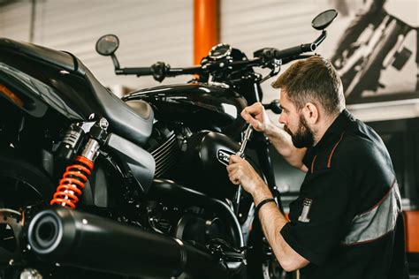 Meccanico che esegue manutenzione su una moto