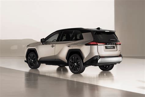 Toyota RAV4 in fuoristrada con indicazione del pulsante 
