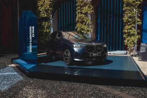 Concessionaria BMW con modelli in esposizione