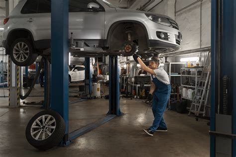 Automobile sottoposta a revisione presso un centro specializzato