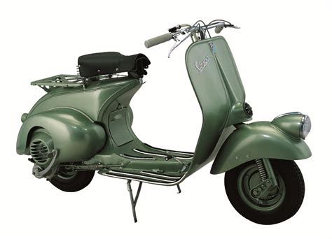 Immagine storica della prima Vespa prodotta