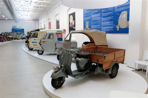 Interno del Museo Piaggio con esposizione di modelli storici