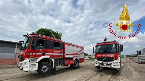 Mezzi dei vigili del fuoco che intervengono per un incidente stradale