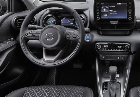 Interni della Mazda2 Hybrid con display centrale