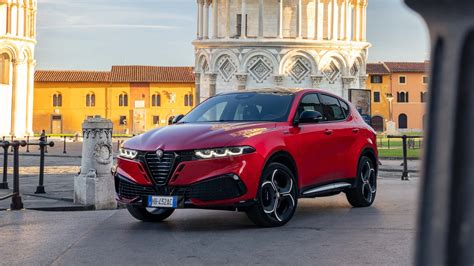 Alfa Romeo Stelvio su strada panoramica