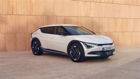 Kia EV6 in un contesto moderno