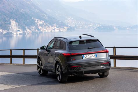 Audi Q5 su strada di montagna innevata