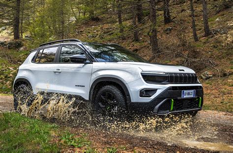 Jeep Avenger 4xe su un sentiero sterrato