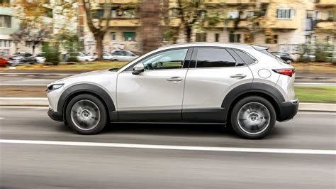 Mazda CX-30 in città sotto la pioggia