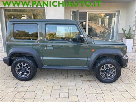 Suzuki Jimny usata su strada di montagna