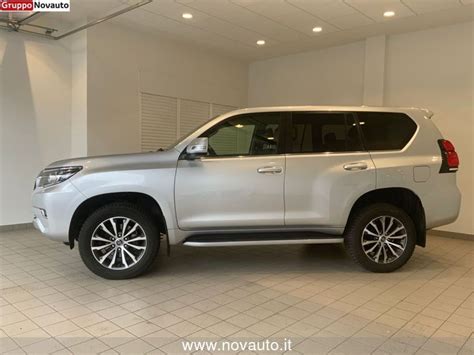 Toyota Land Cruiser usata in un paesaggio impervio