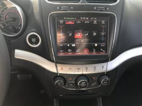 Interni della Fiat Freemont Lounge con display Uconnect