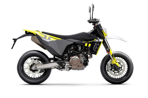 Motocicletta Husqvarna 701 con cerchioni personalizzati