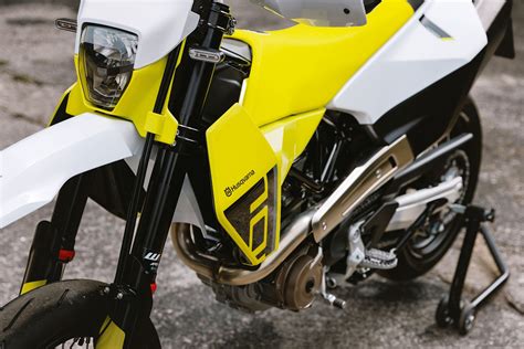 Dettaglio di un cerchione Husqvarna 701 con adesivi applicati