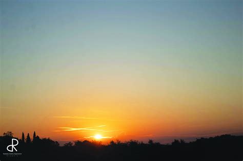 Illustrazione di un sole che sorge con frase positiva