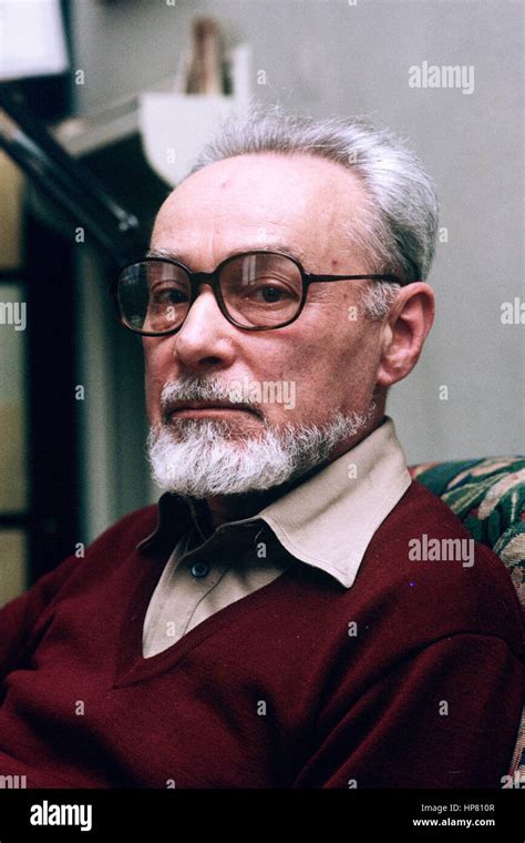 Ritratto di Primo Levi con sfondo del campo di Auschwitz