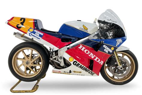 Una rara Honda RC30 del 1988 in esposizione