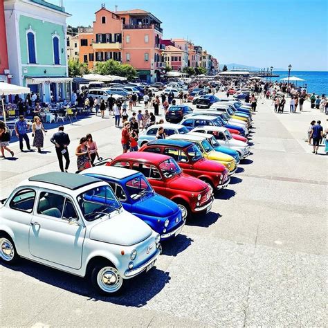 Un gruppo di appassionati di auto d'epoca a un raduno
