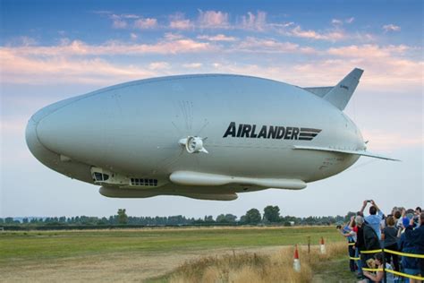 Dirigibile Airlander 10 in volo