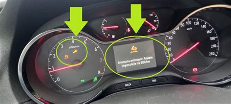 Cruscotto Opel Grandland X con spia antinquinamento accesa