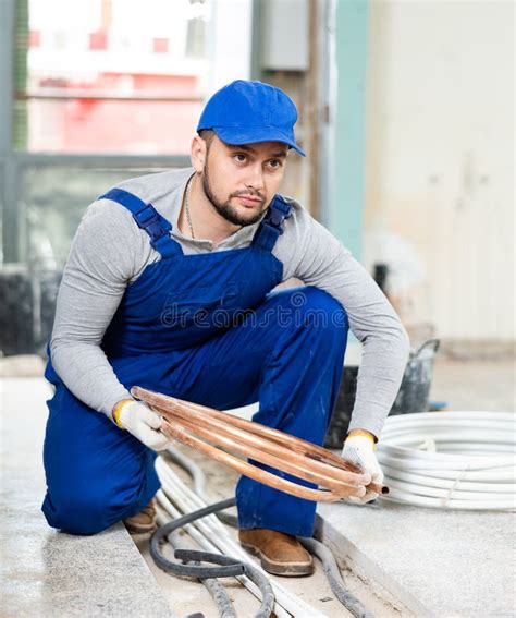 Uomo che controlla i cavi di una stampante
