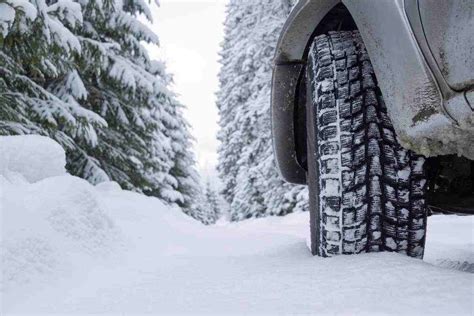 Pneumatici invernali su strada innevata