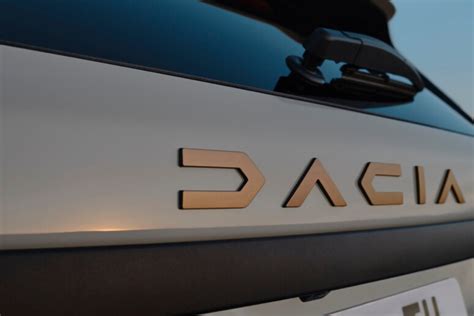 Logo Dacia con elementi verdi