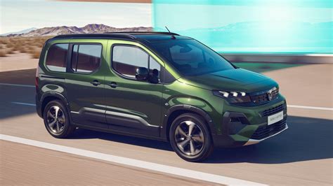 Peugeot Rifter esterna che evidenzia le protezioni in plastica nera e l'altezza da terra