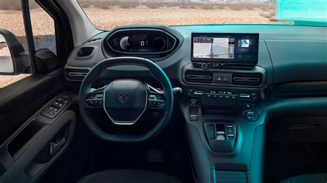 Interni della Peugeot Rifter con il Peugeot i-Cockpit e lo schermo multimediale