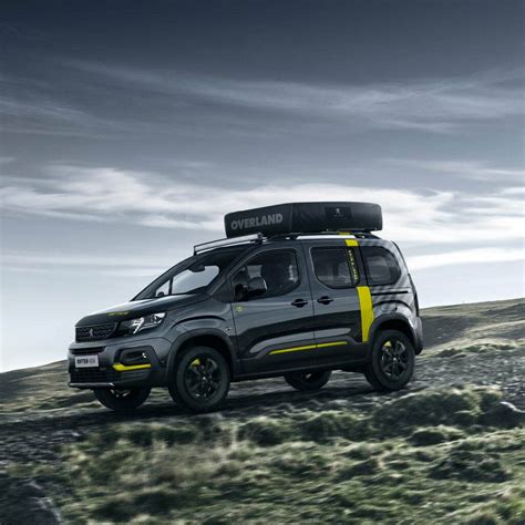 Concept Peugeot Rifter 4x4 con tenda sul tetto e pneumatici off-road