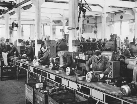 immagine di una fabbrica di amplificatori in Italia negli anni '60