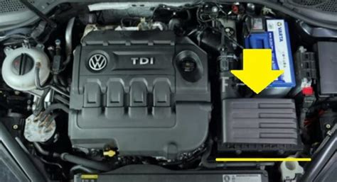 Motore Volkswagen Golf 7 TDI con filtro aria sportivo evidenziato