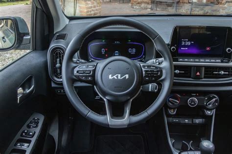 Interni della Kia Picanto 2025 con schermo touch
