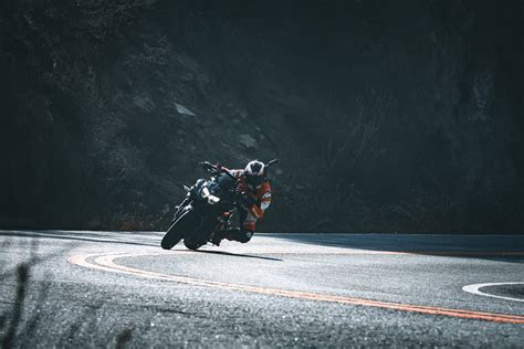 Motociclista in curva, mostrando la posizione del piede sul cambio