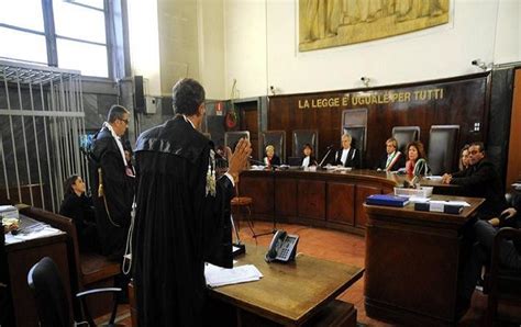 Immagine di un tribunale con giudice e avvocati