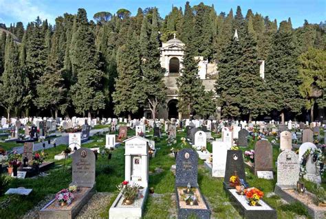 Tomba anomala in un cimitero