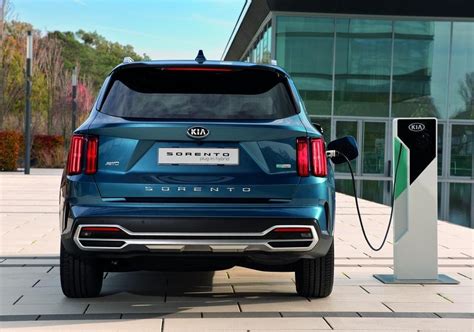 Kia Sorento Ibrida Plug-in in ricarica