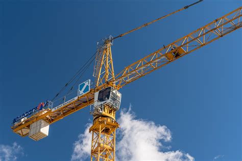 Gru a torre in un cantiere
