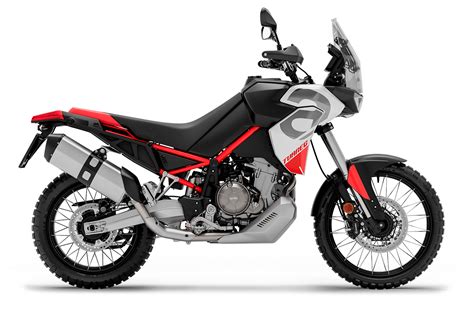 Aprilia Tuareg 660 in curva su asfalto