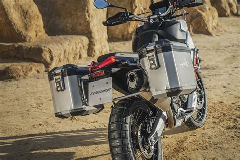 Aprilia Tuareg 660 con accessori da viaggio