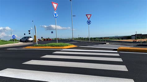 Segnaletica stradale con fari accesi