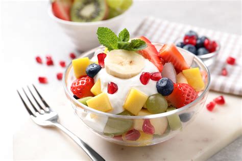 Frutta fresca e yogurt in una ciotola