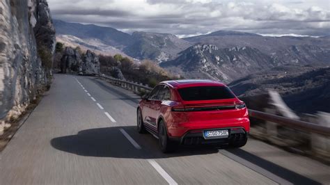 Porsche Macan GTS in azione su strada