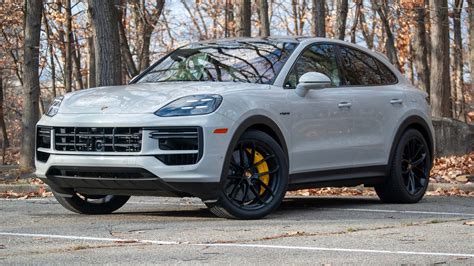 Porsche Cayenne Turbo E-Hybrid su strada