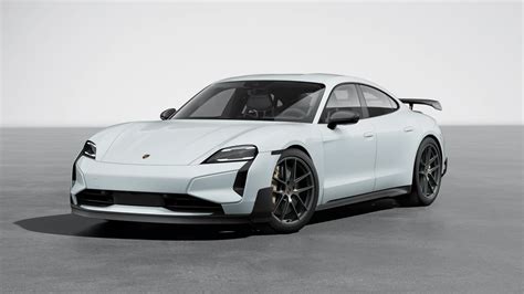 Porsche Taycan Turbo GT in accelerazione