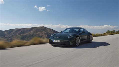 Porsche 911 Carrera su strada panoramica